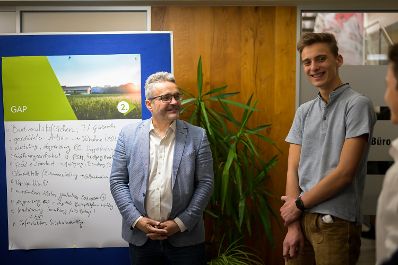 Im Rahmen seiner Versorgungssicherheitstour diskutierte Bundesminister Norbert Totschnig mit Landwirtschaftskammer Wien Pr&auml;sident Franz Windisch und Interessierten &uuml;ber die neue GAP ab 2023 und die Sicherstellung der Versorgungssicherheit.