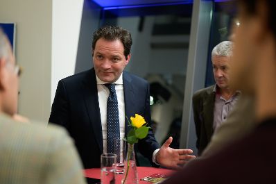 Im Rahmen seiner Versorgungssicherheitstour diskutierte Bundesminister Norbert Totschnig mit Landwirtschaftskammer Wien Pr&auml;sident Franz Windisch und Interessierten &uuml;ber die neue GAP ab 2023 und die Sicherstellung der Versorgungssicherheit.
