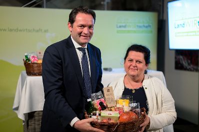 Im Rahmen seiner Versorgungssicherheitstour diskutierte Bundesminister Norbert Totschnig mit Landwirtschaftskammer Wien Pr&auml;sident Franz Windisch und Interessierten &uuml;ber die neue GAP ab 2023 und die Sicherstellung der Versorgungssicherheit.