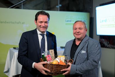 Im Rahmen seiner Versorgungssicherheitstour diskutierte Bundesminister Norbert Totschnig mit Landwirtschaftskammer Wien Pr&auml;sident Franz Windisch und Interessierten &uuml;ber die neue GAP ab 2023 und die Sicherstellung der Versorgungssicherheit.