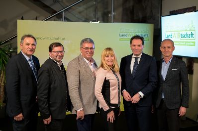 Im Rahmen seiner Versorgungssicherheitstour diskutierte Bundesminister Norbert Totschnig mit Landwirtschaftskammer Wien Pr&auml;sident Franz Windisch und Interessierten &uuml;ber die neue GAP ab 2023 und die Sicherstellung der Versorgungssicherheit.