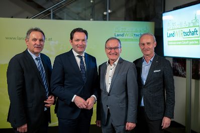 Im Rahmen seiner Versorgungssicherheitstour diskutierte Bundesminister Norbert Totschnig mit Landwirtschaftskammer Wien Pr&auml;sident Franz Windisch und Interessierten &uuml;ber die neue GAP ab 2023 und die Sicherstellung der Versorgungssicherheit.