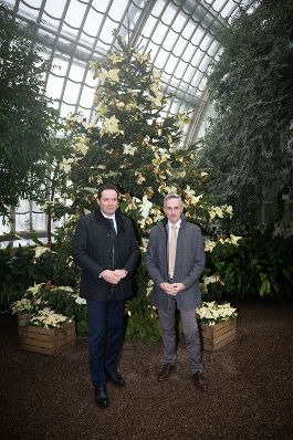 Landwirtschaftsminister Norbert Totschnig besuchte mit dem Stv. Leiter der Bundesg&auml;rten, Gerd Koch, die Ausstellung &bdquo;Wei&szlig;e Weihnachten&ldquo; im Gro&szlig;en Palmenhaus im Schlosspark Sch&ouml;nbrunn.