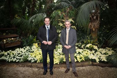 Landwirtschaftsminister Norbert Totschnig besuchte mit dem Stv. Leiter der Bundesg&auml;rten, Gerd Koch, die Ausstellung &bdquo;Wei&szlig;e Weihnachten&ldquo; im Gro&szlig;en Palmenhaus im Schlosspark Sch&ouml;nbrunn.