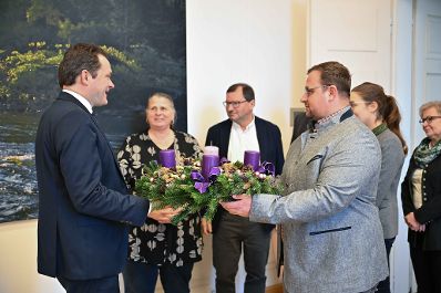 Herrn Bundesminister Norbert Totschnig wurde ein Adventkranz &uuml;bergeben.