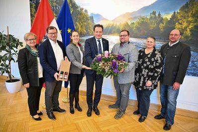 Herrn Bundesminister Norbert Totschnig wurde ein Adventkranz &uuml;bergeben.