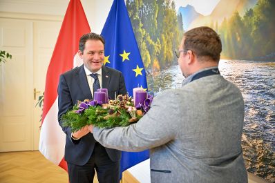 Herrn Bundesminister Norbert Totschnig wurde ein Adventkranz &uuml;bergeben.