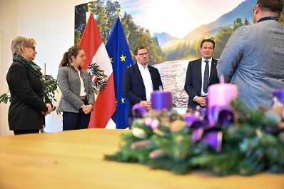 Herrn Bundesminister Norbert Totschnig wurde ein Adventkranz &uuml;bergeben.