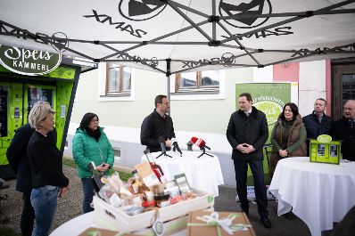 Herr Bundesminister Norbert Totschnig besuchte den REGIOmat 24/7 im Gemeindeamt der Gemeinde St. Barbara im M&uuml;rztal.