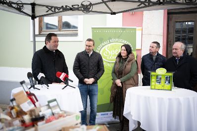Herr Bundesminister Norbert Totschnig besuchte den REGIOmat 24/7 im Gemeindeamt der Gemeinde St. Barbara im M&uuml;rztal.