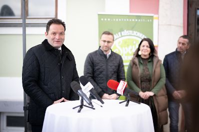 Herr Bundesminister Norbert Totschnig besuchte den REGIOmat 24/7 im Gemeindeamt der Gemeinde St. Barbara im M&uuml;rztal.