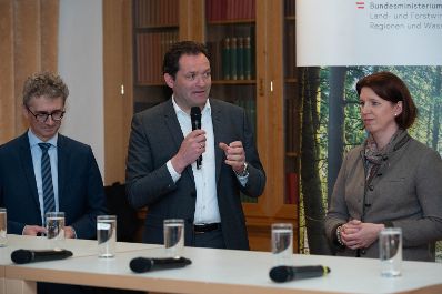Die Bundesschutzwaldplattform 2023 ist die j&auml;hrliche Leitveranstaltung des von der Bundesregierung initiierten Aktionsprogramm &quot;Wald sch&uuml;tzt uns!&quot;. Herr Bundesminister Totschnig er&ouml;ffnete die Bundesschutzwaldplattform und nahm an der Podiumsdiskussion teil.