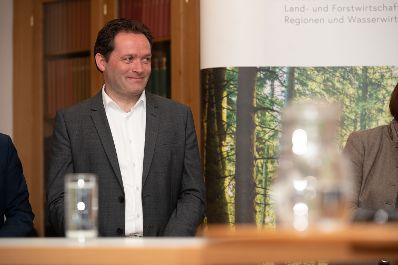 Die Bundesschutzwaldplattform 2023 ist die j&auml;hrliche Leitveranstaltung des von der Bundesregierung initiierten Aktionsprogramm &quot;Wald sch&uuml;tzt uns!&quot;. Herr Bundesminister Totschnig er&ouml;ffnete die Bundesschutzwaldplattform und nahm an der Podiumsdiskussion teil.