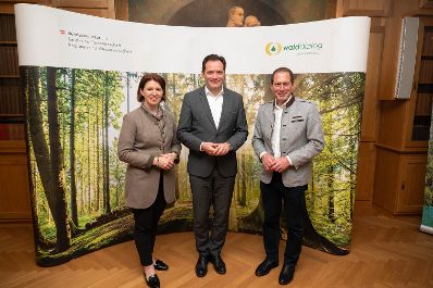 Die Bundesschutzwaldplattform 2023 ist die j&auml;hrliche Leitveranstaltung des von der Bundesregierung initiierten Aktionsprogramm &quot;Wald sch&uuml;tzt uns!&quot;. Herr Bundesminister Totschnig er&ouml;ffnete die Bundesschutzwaldplattform und nahm an der Podiumsdiskussion teil.