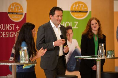 Herr Bundesminister Totschnig besuchte die HTBLA in Hallein und stellte sich einer Diskussionsrunde mit den Sch&uuml;lerinnen und Sch&uuml;lern. Diese hatten die M&ouml;glichkeit Fragen an den Minister zu stellen.