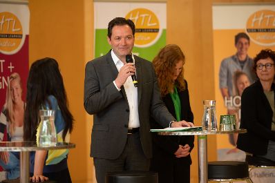 Herr Bundesminister Totschnig besuchte die HTBLA in Hallein und stellte sich einer Diskussionsrunde mit den Sch&uuml;lerinnen und Sch&uuml;lern. Diese hatten die M&ouml;glichkeit Fragen an den Minister zu stellen.