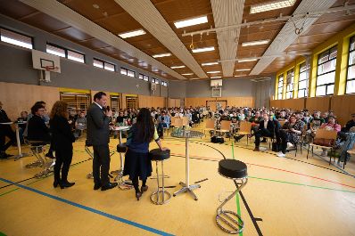 Herr Bundesminister Totschnig besuchte die HTBLA in Hallein und stellte sich einer Diskussionsrunde mit den Sch&uuml;lerinnen und Sch&uuml;lern. Diese hatten die M&ouml;glichkeit Fragen an den Minister zu stellen.
