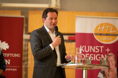 Herr Bundesminister Totschnig besuchte die HTBLA in Hallein und stellte sich einer Diskussionsrunde mit den Sch&uuml;lerinnen und Sch&uuml;lern. Diese hatten die M&ouml;glichkeit Fragen an den Minister zu stellen.