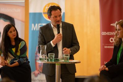 Herr Bundesminister Totschnig besuchte die HTBLA in Hallein und stellte sich einer Diskussionsrunde mit den Sch&uuml;lerinnen und Sch&uuml;lern. Diese hatten die M&ouml;glichkeit Fragen an den Minister zu stellen.