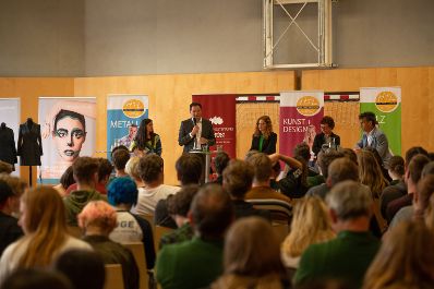 Herr Bundesminister Totschnig besuchte die HTBLA in Hallein und stellte sich einer Diskussionsrunde mit den Sch&uuml;lerinnen und Sch&uuml;lern. Diese hatten die M&ouml;glichkeit Fragen an den Minister zu stellen.