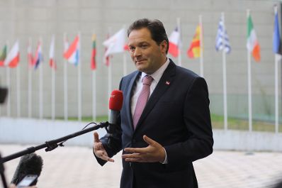Herr Bundesminister Norbert Totschnig beim Doorstep in Luxemburg