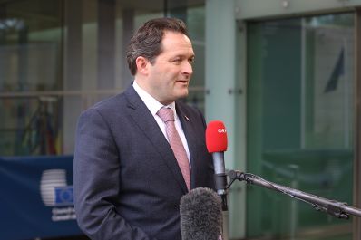 Herr Bundesminister Norbert Totschnig beim Doorstep in Luxemburg