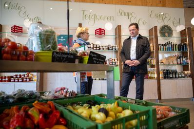 .Herr Bundesminister Totschnig besuchte die G&auml;rtner Ganger in Wien und machte sich einen Eindruck des Familienunternehmens in Wi
