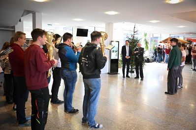 Herr Bundesminister Norbert Totschnig besuchte die HLBLA St. Florian Fernbach und verteilte and die Sch&uuml;lerinnen und Sch&uuml;ler Lebkuchen.