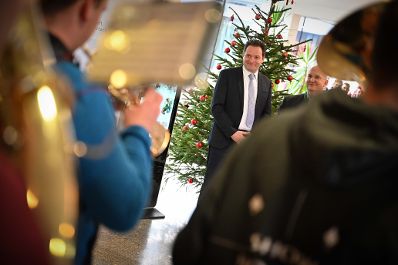 Herr Bundesminister Norbert Totschnig besuchte die HLBLA St. Florian Fernbach und verteilte and die Sch&uuml;lerinnen und Sch&uuml;ler Lebkuchen.