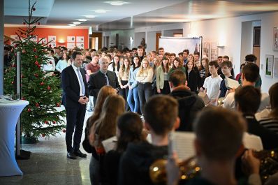 Herr Bundesminister Norbert Totschnig besuchte die HLBLA St. Florian Fernbach und verteilte and die Sch&uuml;lerinnen und Sch&uuml;ler Lebkuchen.