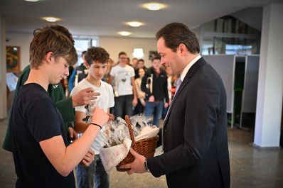 Herr Bundesminister Norbert Totschnig besuchte die HLBLA St. Florian Fernbach und verteilte and die Sch&uuml;lerinnen und Sch&uuml;ler Lebkuchen.
