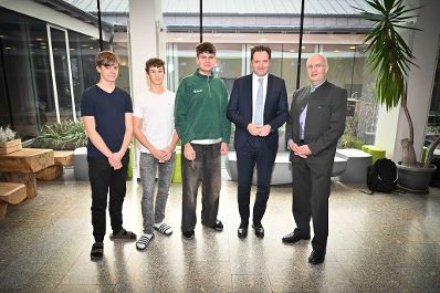 Herr Bundesminister Norbert Totschnig besuchte die HLBLA St. Florian Fernbach und verteilte and die Sch&uuml;lerinnen und Sch&uuml;ler Lebkuchen.