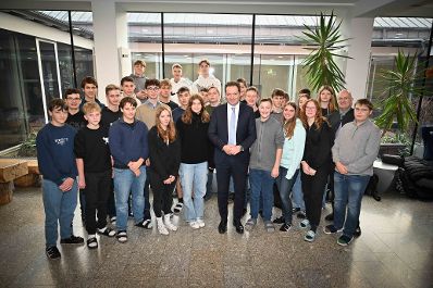 Herr Bundesminister Norbert Totschnig besuchte die HLBLA St. Florian Fernbach und verteilte and die Sch&uuml;lerinnen und Sch&uuml;ler Lebkuchen.
