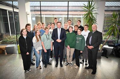 Herr Bundesminister Norbert Totschnig besuchte die HLBLA St. Florian Fernbach und verteilte and die Sch&uuml;lerinnen und Sch&uuml;ler Lebkuchen.