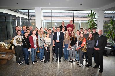 Herr Bundesminister Norbert Totschnig besuchte die HLBLA St. Florian Fernbach und verteilte and die Sch&uuml;lerinnen und Sch&uuml;ler Lebkuchen.