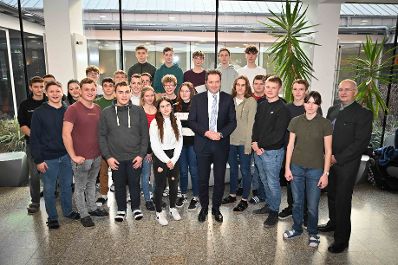 Herr Bundesminister Norbert Totschnig besuchte die HLBLA St. Florian Fernbach und verteilte and die Sch&uuml;lerinnen und Sch&uuml;ler Lebkuchen.