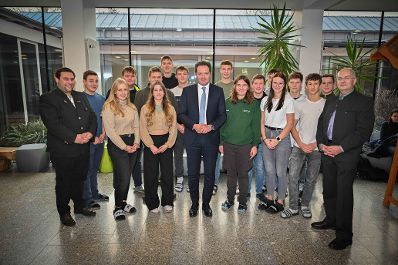 Herr Bundesminister Norbert Totschnig besuchte die HLBLA St. Florian Fernbach und verteilte and die Sch&uuml;lerinnen und Sch&uuml;ler Lebkuchen.