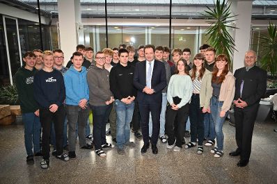 Herr Bundesminister Norbert Totschnig besuchte die HLBLA St. Florian Fernbach und verteilte and die Sch&uuml;lerinnen und Sch&uuml;ler Lebkuchen.
