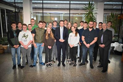 Herr Bundesminister Norbert Totschnig besuchte die HLBLA St. Florian Fernbach und verteilte and die Sch&uuml;lerinnen und Sch&uuml;ler Lebkuchen.