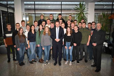Herr Bundesminister Norbert Totschnig besuchte die HLBLA St. Florian Fernbach und verteilte and die Sch&uuml;lerinnen und Sch&uuml;ler Lebkuchen.