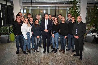 Herr Bundesminister Norbert Totschnig besuchte die HLBLA St. Florian Fernbach und verteilte and die Sch&uuml;lerinnen und Sch&uuml;ler Lebkuchen.