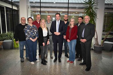 Herr Bundesminister Norbert Totschnig besuchte die HLBLA St. Florian Fernbach und verteilte and die Sch&uuml;lerinnen und Sch&uuml;ler Lebkuchen.