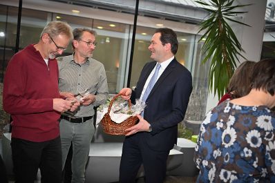 Herr Bundesminister Norbert Totschnig besuchte die HLBLA St. Florian Fernbach und verteilte and die Sch&uuml;lerinnen und Sch&uuml;ler Lebkuchen.