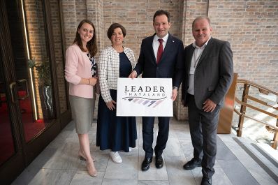 Die Lokale Entwicklungsstrategie (LES) beschreibt, zu welchen Themen die jeweilige LEADER Region in der Periode 2023&ndash;2027 arbeitet, welche Art von Projekten gef&ouml;rdert werden und wie der Modus der Projektf&ouml;rderung abl&auml;uft. Zum Start der neuen Periode wurden 83 LEADER Regionen ausgezeichnet und Herr Bundesminister Norbert Totschnig &uuml;bermittelt die Zertifikate bei der Veranstaltung.