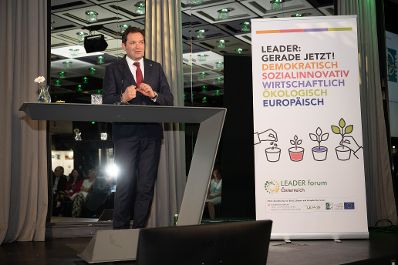 Die Lokale Entwicklungsstrategie (LES) beschreibt, zu welchen Themen die jeweilige LEADER Region in der Periode 2023&ndash;2027 arbeitet, welche Art von Projekten gef&ouml;rdert werden und wie der Modus der Projektf&ouml;rderung abl&auml;uft. Zum Start der neuen Periode wurden 83 LEADER Regionen ausgezeichnet und Herr Bundesminister Norbert Totschnig &uuml;bermittelt die Zertifikate bei der Veranstaltung.