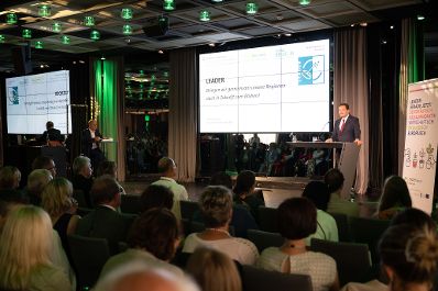 Die Lokale Entwicklungsstrategie (LES) beschreibt, zu welchen Themen die jeweilige LEADER Region in der Periode 2023&ndash;2027 arbeitet, welche Art von Projekten gef&ouml;rdert werden und wie der Modus der Projektf&ouml;rderung abl&auml;uft. Zum Start der neuen Periode wurden 83 LEADER Regionen ausgezeichnet und Herr Bundesminister Norbert Totschnig &uuml;bermittelt die Zertifikate bei der Veranstaltung.