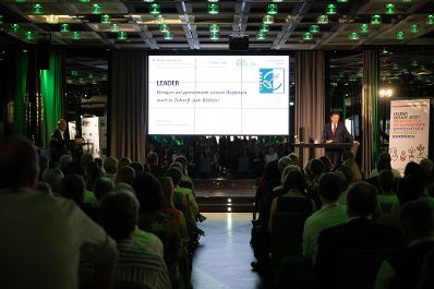 Die Lokale Entwicklungsstrategie (LES) beschreibt, zu welchen Themen die jeweilige LEADER Region in der Periode 2023&ndash;2027 arbeitet, welche Art von Projekten gef&ouml;rdert werden und wie der Modus der Projektf&ouml;rderung abl&auml;uft. Zum Start der neuen Periode wurden 83 LEADER Regionen ausgezeichnet und Herr Bundesminister Norbert Totschnig &uuml;bermittelt die Zertifikate bei der Veranstaltung.
