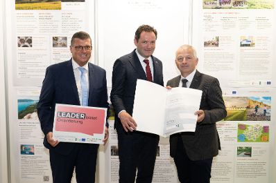 Die Lokale Entwicklungsstrategie (LES) beschreibt, zu welchen Themen die jeweilige LEADER Region in der Periode 2023&ndash;2027 arbeitet, welche Art von Projekten gef&ouml;rdert werden und wie der Modus der Projektf&ouml;rderung abl&auml;uft. Zum Start der neuen Periode wurden 83 LEADER Regionen ausgezeichnet und Herr Bundesminister Norbert Totschnig &uuml;bermittelt die Zertifikate bei der Veranstaltung.