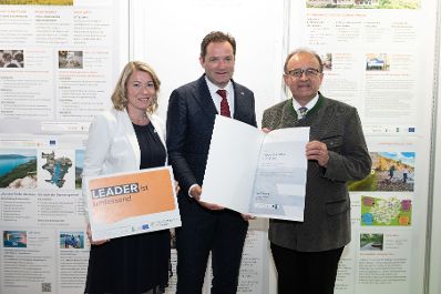 Die Lokale Entwicklungsstrategie (LES) beschreibt, zu welchen Themen die jeweilige LEADER Region in der Periode 2023&ndash;2027 arbeitet, welche Art von Projekten gef&ouml;rdert werden und wie der Modus der Projektf&ouml;rderung abl&auml;uft. Zum Start der neuen Periode wurden 83 LEADER Regionen ausgezeichnet und Herr Bundesminister Norbert Totschnig &uuml;bermittelt die Zertifikate bei der Veranstaltung.