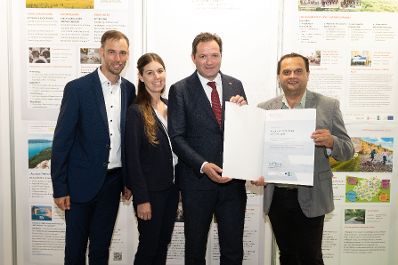 Die Lokale Entwicklungsstrategie (LES) beschreibt, zu welchen Themen die jeweilige LEADER Region in der Periode 2023&ndash;2027 arbeitet, welche Art von Projekten gef&ouml;rdert werden und wie der Modus der Projektf&ouml;rderung abl&auml;uft. Zum Start der neuen Periode wurden 83 LEADER Regionen ausgezeichnet und Herr Bundesminister Norbert Totschnig &uuml;bermittelt die Zertifikate bei der Veranstaltung.
